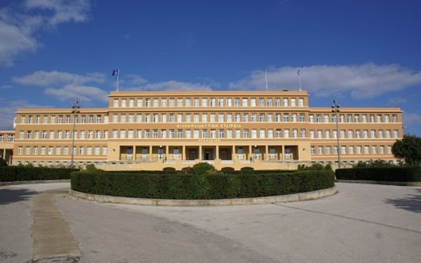 Αρσάκειο - Νέα καταγγελία: Μαθητής κυκλοφορεί με μαχαίρι πεταλούδα στο σχολείο - Πυρά μητέρας κατά Μπαμπινιώτη (βίντεο)