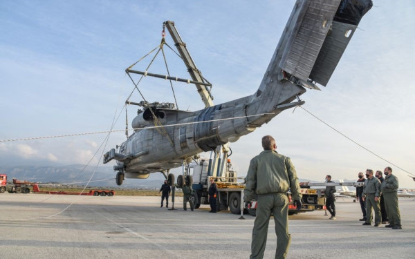 Εντυπωσιακές εικόνες από τη μεταφορά ελικοπτέρου του Πολεμικού Ναυτικού (φωτ.)
