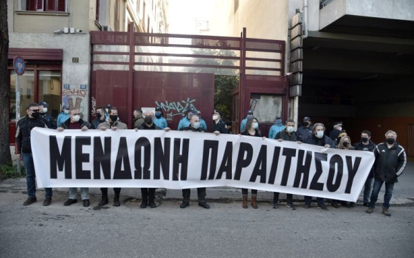 Διαμαρτυρία καλλιτεχνών έξω από το υπ. Πολιτισμού – Ζητούν την παραίτηση της Λ. Μενδώνη (Φωτ.)