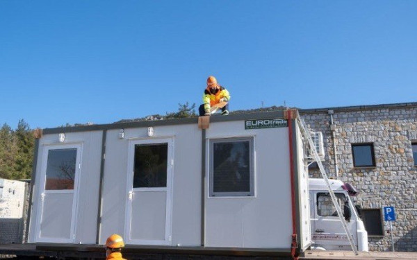 ΠΚΜ: Παρέδωσε στο "Παπανικολάου" τους πρώτους οικίσκους για τη διενέργεια τεστ