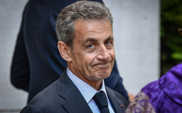 Ο Ν. Σαρκοζί οφείλει να φορά για έναν χρόνο ηλεκτρονικό «βραχιολάκι»