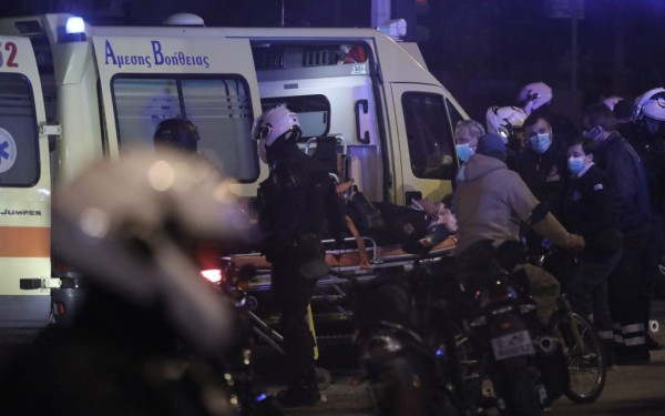 Επεισόδια στη Νέα Σμύρνη: Ταυτοποιήθηκε ο νεαρός που έριξε τον αστυνομικό από τη μηχανή του