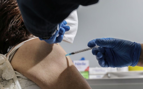 Συνεχίζονται κανονικά μέχρι την Πέμπτη οι εμβολιασμοί με το εμβόλιο της AstraZeneca στην Ελλάδα