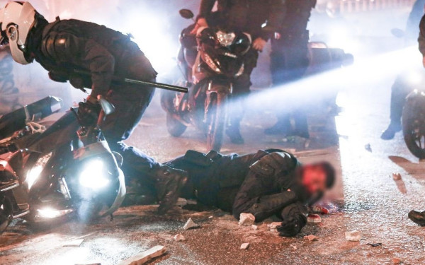 Διαδηλωτές ξυλοκόπησαν αστυνομικό στη Νέα Σμύρνη (βίντεο & φωτ.) 