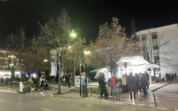 Γέμισαν με κόσμο οι πλατείες στη Λάρισα μετά τον νέο σεισμό (βίντεο & φωτ.)