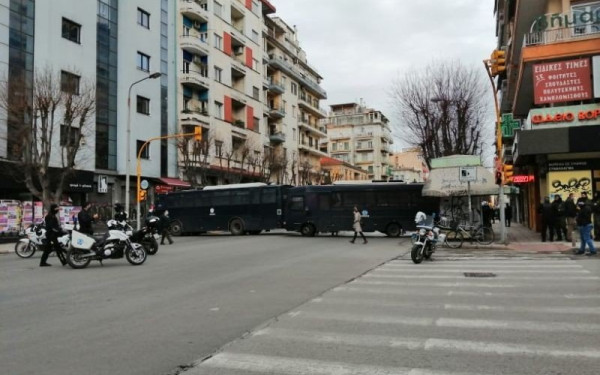 Θεσσαλονίκη: Συγκέντρωση διαμαρτυρίας στη Σχολή Θεάτρου στην Εγνατία (Βίντεο - Φωτ.)