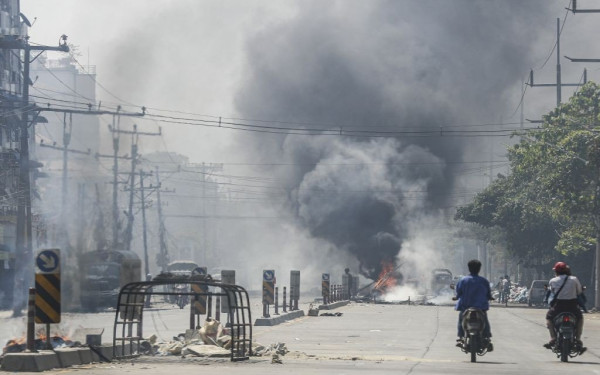 Μιανμάρ: Η χούντα προειδοποίησε ότι θα αντεπιτεθεί μετά την κατάληψη πόλεων από συνασπισμό ένοπλων ομάδων εθνοτικών μειονοτήτων
