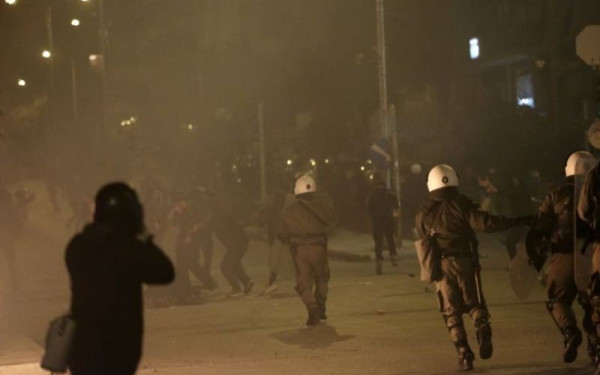 Εμπόλεμη ζώνη η Νέα Σμύρνη - Οδομαχίες με τραυματισμούς αστυνομικών 
