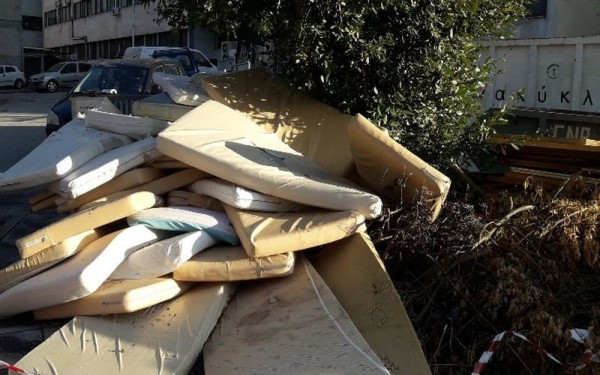 Θεσσαλονίκη: Τρόπους να μην πετιούνται τα στρώματα στα πεζοδρόμια αλλά να ανακυκλώνονται αναζητά ο δήμος