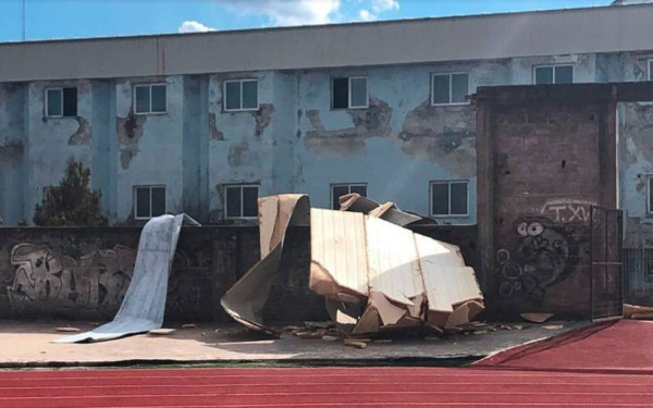 Ανεμοστρόβιλος πήρε και σήκωσε τη στέγη στο κολυμβητήριο των Γρεβενών (φωτ.)