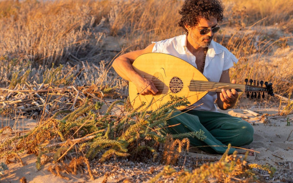 Γιάννης Κουλούσιας: Φτιάχνει μουσικά όργανα στην καραντίνα και μας συστήνει το νέο του τραγούδι (βίντεο)