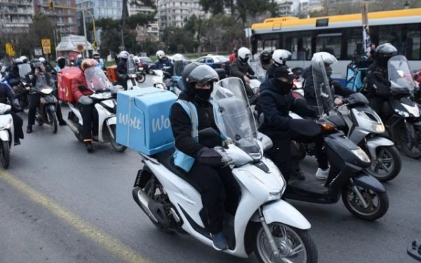 Το ΚΚΕ έφερε πρόταση νόμου στη Βουλή για τους διανομείς φαγητού