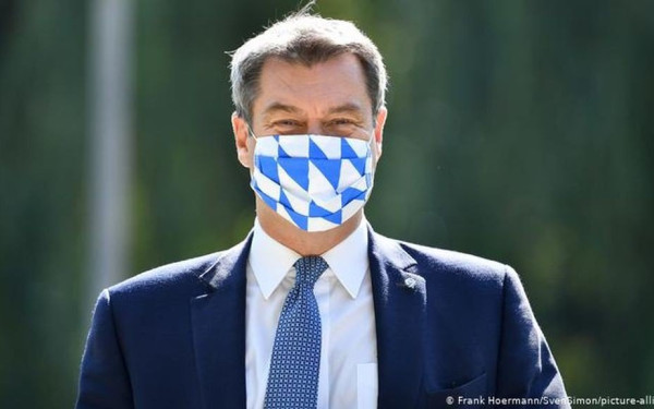 Ο πρωθυπουργός της Βαυαρίας προτείνει να εμβολιαστούν οι πολιτικοί με AstraZeneca