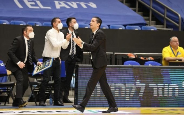 Μπάσκετ: Οι οπαδοί της Μακάμπι αποθεώνουν τον Σφαιρόπουλο στα ελληνικά (βίντεο)