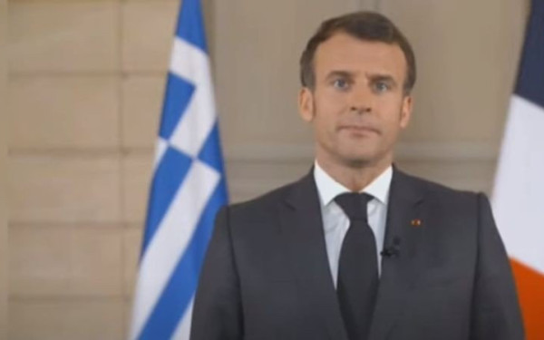 Μήνυμα στήριξης του Μακρόν στα ελληνικά: Η Γαλλία βρίσκεται στο πλευρό των Ελλήνων