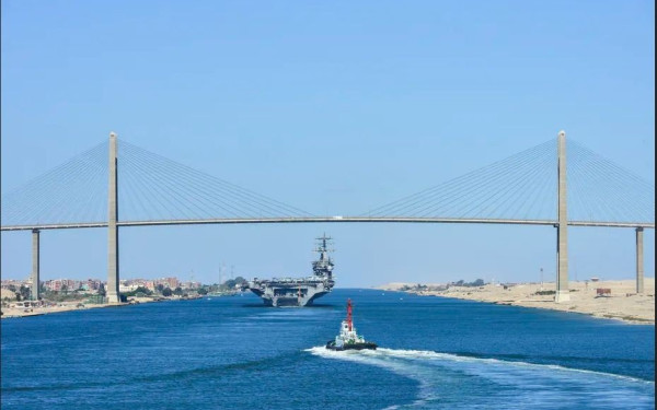 Έως και τρεισήμισι ημέρες θα χρειαστούν για να αποσυμφορηθεί η διώρυγα του Σουέζ