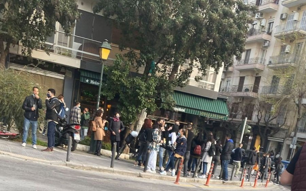 Θεσσαλονίκη: Συνωστισμός και αυτοσχέδια… τραπεζάκια έξω από μαγαζί του κέντρου (Φωτ.)