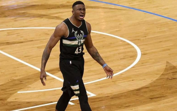 Ο Θανάσης Αντετοκούνμπο πληρώνει το μισό εισιτήριο σε Έλληνες φιλάθλους των Μπακς για τον 7ο αγώνα με τους Νετς