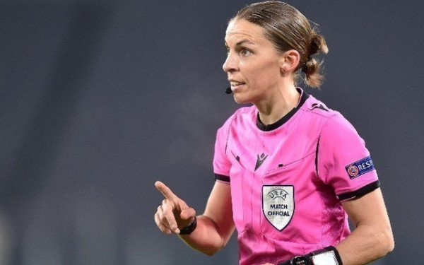 Ποδόσφαιρο: Γαλλίδα διαιτητής "σπάει" τα ταμπού