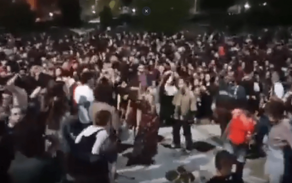 Θεσσαλονίκη: Νέο κορονοπάρτι στο ΑΠΘ - Εκατοντάδες φοιτητές στη φιλοσοφική