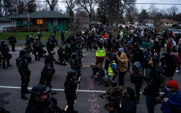 ΗΠΑ: Επεισόδια και οργή στη Μινεάπολη, μετά τον θάνατο νεαρού Αφροαμερικανού από πυρά αστυνομικού (Φωτ.)