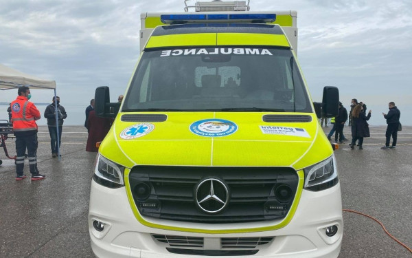 Πάτρα: Παιδί βρέθηκε να κοιμάται μόνο του στα σκαλιά θεάτρου