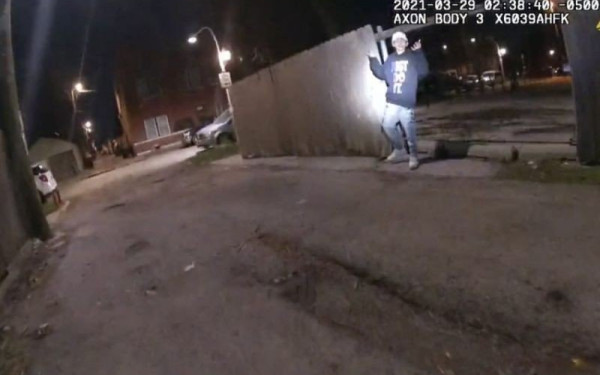 Βίντεο-σοκ: Αστυνομικός πυροβολεί και σκοτώνει 13χρονο στο Σικάγο