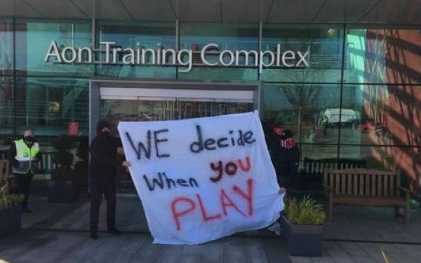 Μάντσεστερ Γιουνάιτεντ: Μπλόκο από τους οπαδούς στο προπονητικό κέντρο (φωτ.)