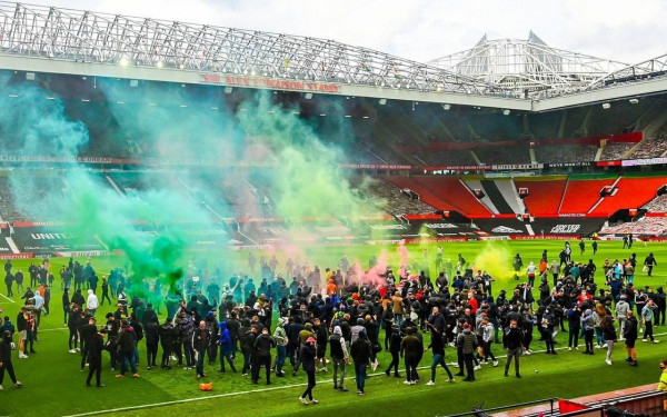 Αγγλία: Επεισόδια στο Ολντ Τράφορντ, αναβλήθηκε το ντέρμπι (βίντεο, φωτ.)