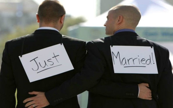 Ελβετία: Έγιναν οι πρώτοι γάμοι ζευγαριών του ίδιου φύλλου