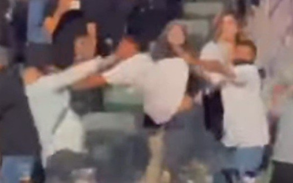 Πολύ ξύλο μεταξύ θεατών σε αγώνα πυγμαχίας (βίντεο)