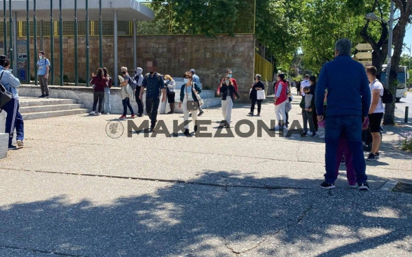 Μαθητές θετικοί σε self test περιμένουν στην ουρά για rapid (φωτ.)