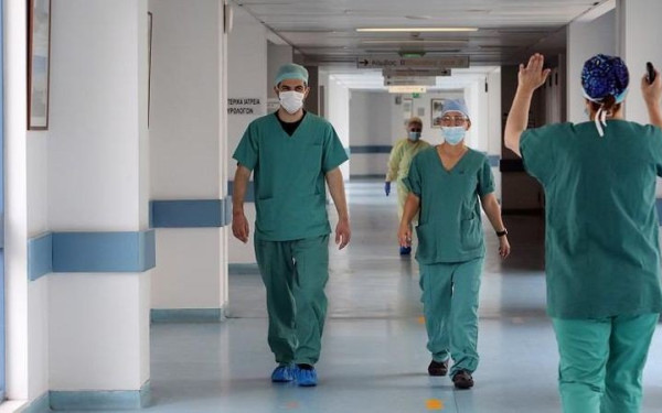 Λιγοστεύουν οι νέοι που θέλουν να γίνουν νοσηλευτές - Τα στατιστικά του ΟΟΣΑ