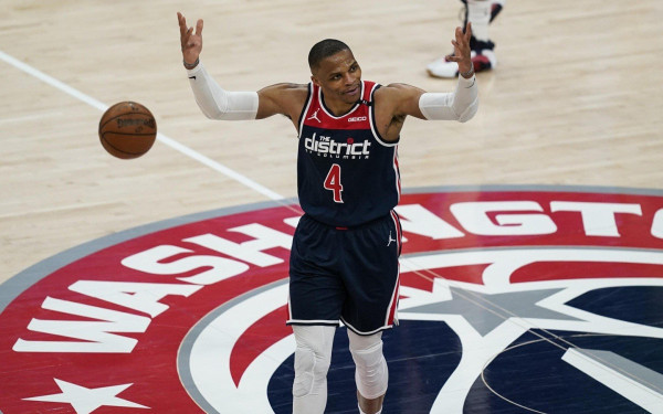 NBA: Ο Ράσελ Γουέστμπρουκ γράφει ιστορία (βίντεο)