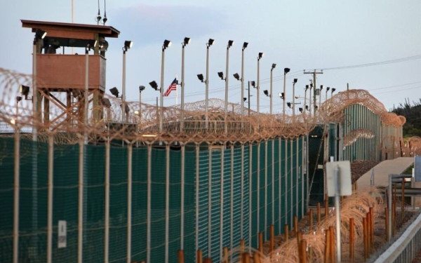 O Τραμπ εξετάζει το ενδεχόμενο να στέλνει τους μετανάστες στη φυλακή του Γκουαντάναμο