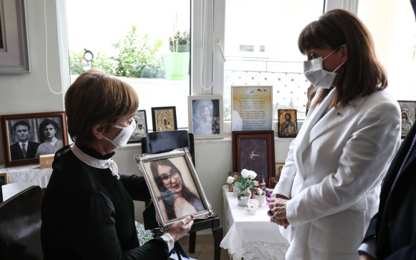 H συγκινητική επίσκεψη της Κατερίνας Σακελλαροπούλου στο σπίτι της Ελένης Τοπαλούδη στο Διδυμότειχο (φωτ.)