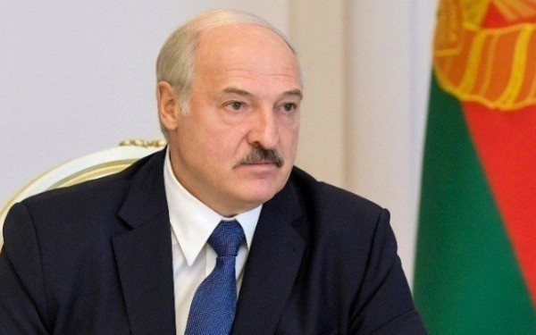 Λευκορωσία: Ο Λουκασένκο ειρωνεύεται την Ευρώπη - Κόβει ξύλα "για να μην πεθάνουν οι Ευρωπαίοι από το κρύο"