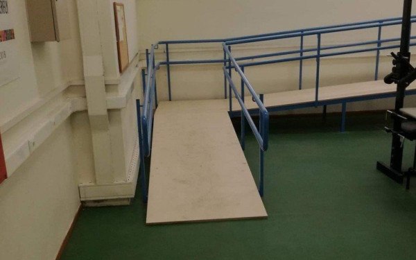 Ράμπες για ασφαλή πρόσβαση των μαθητών ΑμεΑ σε σχολεία του δήμου Καλαμαριάς