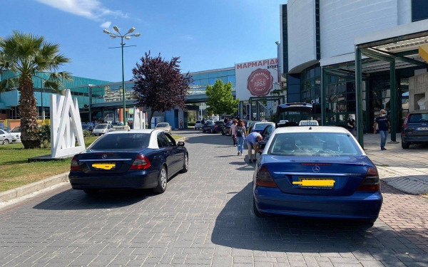 ΤΑΞΙ: Ειδικό αυτοκόλλητο για την αποδοχή πληρωμών με κάρτα πρέπει να φέρουν υποχρεωτικά τα οχήματα