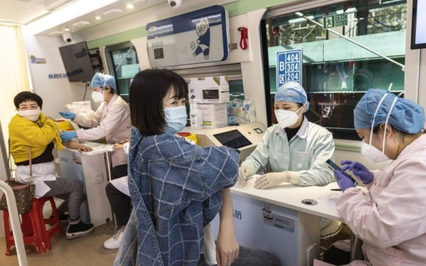 Βρετανία και Γαλλία δε θα επαναφέρουν τα τεστ COVID για τους ταξιδιώτες από την Κίνα