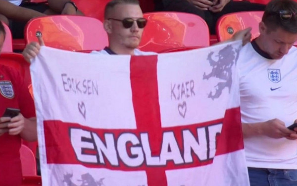 Έγραψαν τα ονόματα των Έρικσεν, Κιάερ στη σημαία της Αγγλίας (βίντεο)