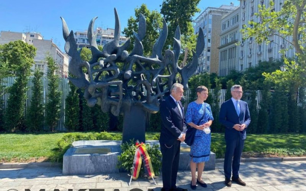 Στο Μνημείο Ολοκαυτώματος στην πλατεία Ελευθερίας ο Γερμανός υφυπουργός Εξωτερικών (Βίντεο-Φωτ.)