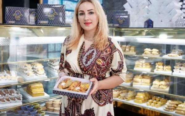 Αφγανή πρόσφυγας «κερνάει» ιρανικά γλυκά και παγωτό σαφράν στο δικό της ζαχαροπλαστείο