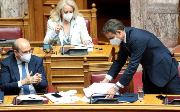 «Μετωπική» στη Βουλή για το εργασιακό με σκληρές εκφράσεις - Μητσοτάκης: Στο τέλος της τετραετίας οι εκλογές