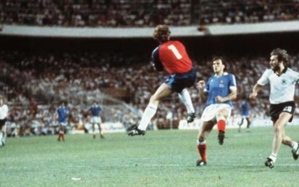 Γαλλία - Γερμανία: Ο πόλεμος του 1870, η χριστουγεννιάτικη ανακωχή του 1914 και τα σπασμένα δόντια του Μπατιστόν (βίντεο)