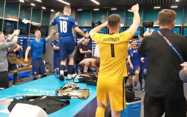 Πάρτι με παραδοσιακή μουσική στα αποδυτήρια της Σλοβακίας (βίντεο)