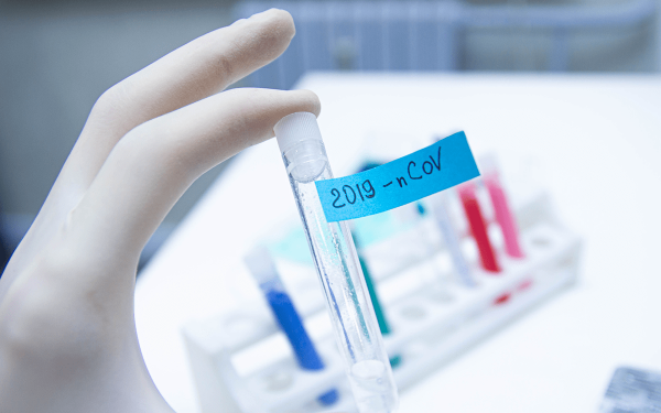 Βρετανία: Φάρμακο αντισωμάτων μειώνει τον κίνδυνο νοσηλείας και θανάτου σε ασθενείς με Covid-19