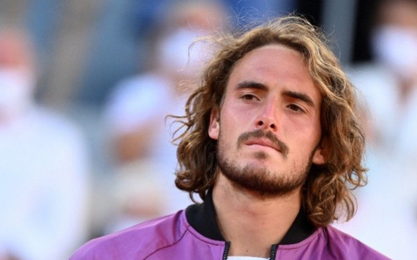 Αφαίρεση διπλώματος και πρόστιμο 2.000 ευρώ για τον Στέφανο Τσιτσιπά - Κάμερες τον «έπιασαν» να τρέχει με 210 χλμ.