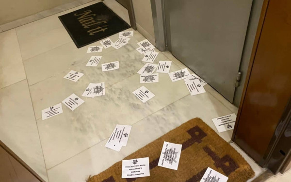 Παρέμβαση με τρικάκια στο γραφείο του Δημήτρη Κούβελα (Φωτ.) 