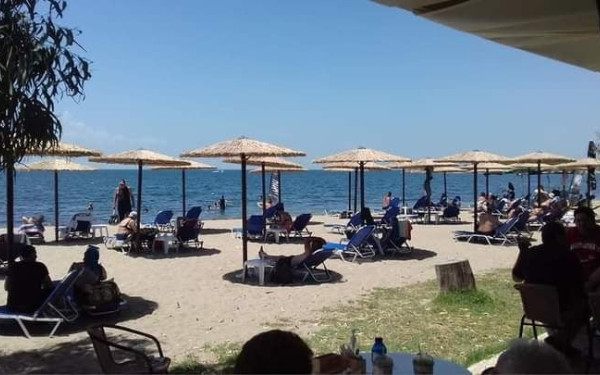 Αρετσού: Αναζητούν δροσιά στη Golden Bay οι κάτοικοι (Φωτό)